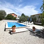 Lovely With Pool In Poreč
