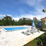 דירה Lovely With Pool In פורץ