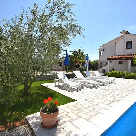 Lovely With Pool In Apartman Poreč