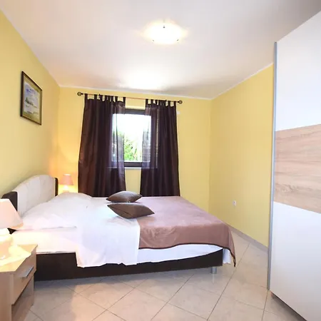 Apartment Lovely With Pool In Pore *