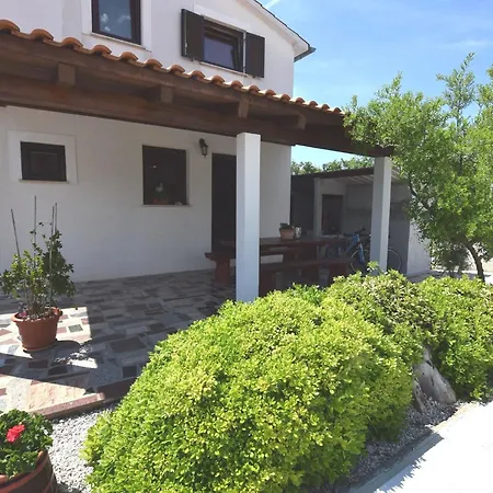 Apartman Lovely With Pool In