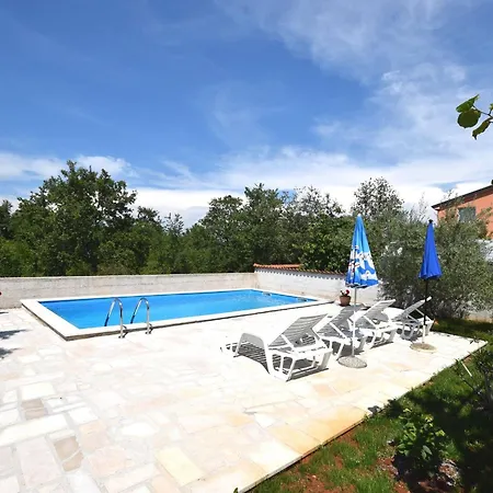 Apartment Lovely With Pool In Pore Porec