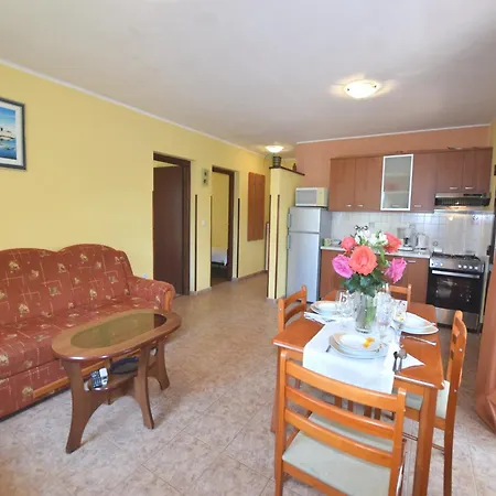 Apartment Lovely With Pool In Pore *