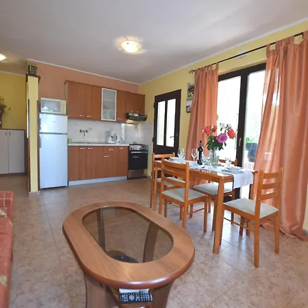 Apartment Lovely With Pool In Pore *