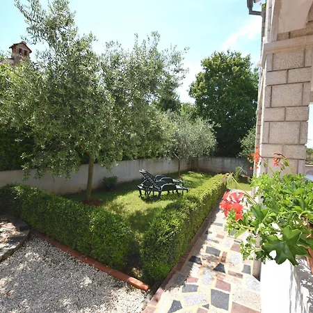 Lovely With Pool In Poreč