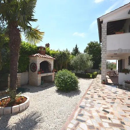 Apartment Lovely With Pool In Pore Porec