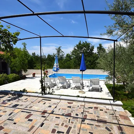 Lovely With Pool In Apartman