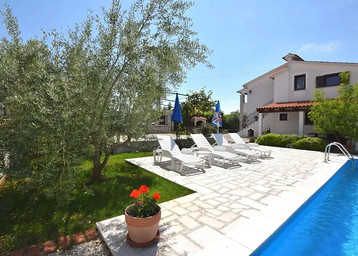 Lovely With Pool In Apartman Poreč