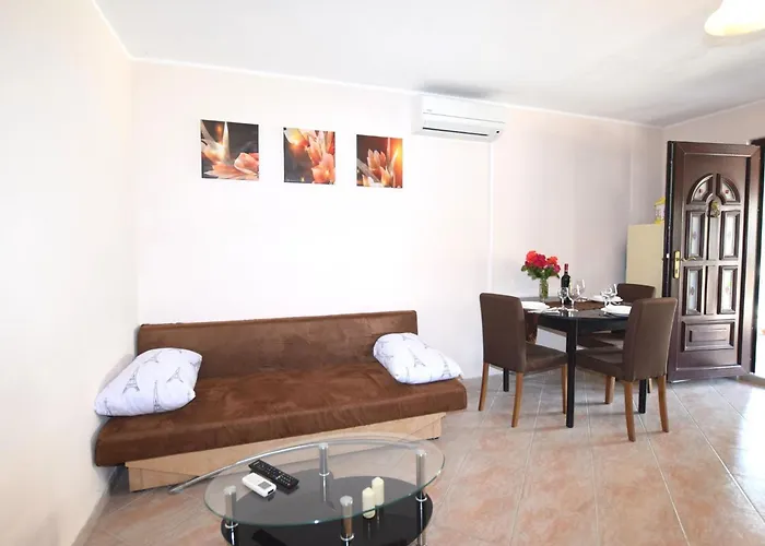 Apartman Lovely With Pool In