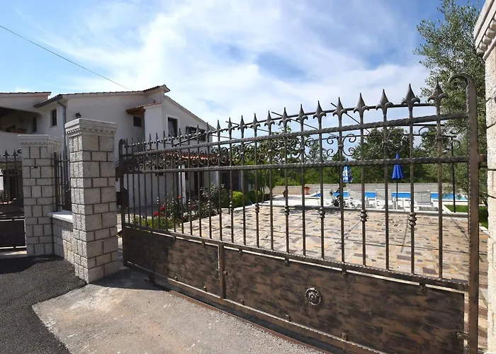 Lovely With Pool In Apartman Poreč