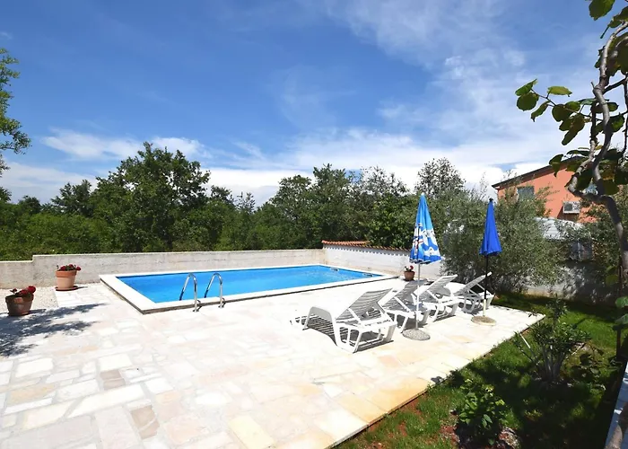 Apartment Lovely With Pool In Poreč