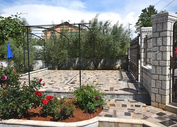 Apartman Lovely With Pool In