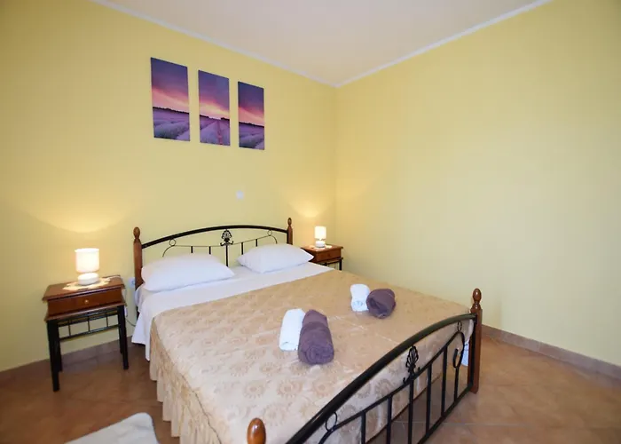 Lovely With Pool In Apartment *