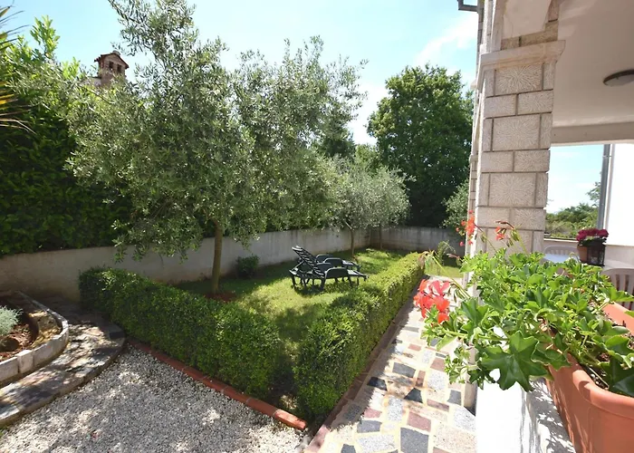 Lovely With Pool In Poreč