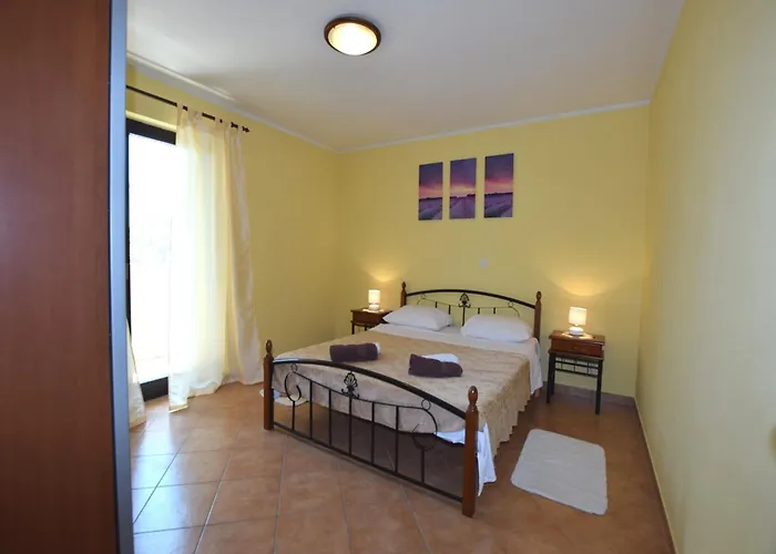 Lovely With Pool In Apartman