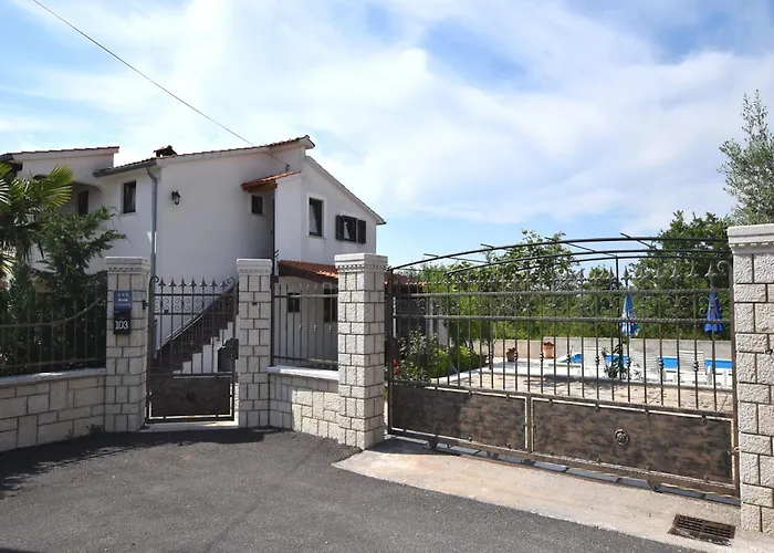 Lovely With Pool In Apartment Poreč