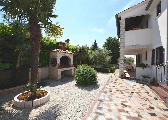 Apartment Lovely With Pool In Poreč